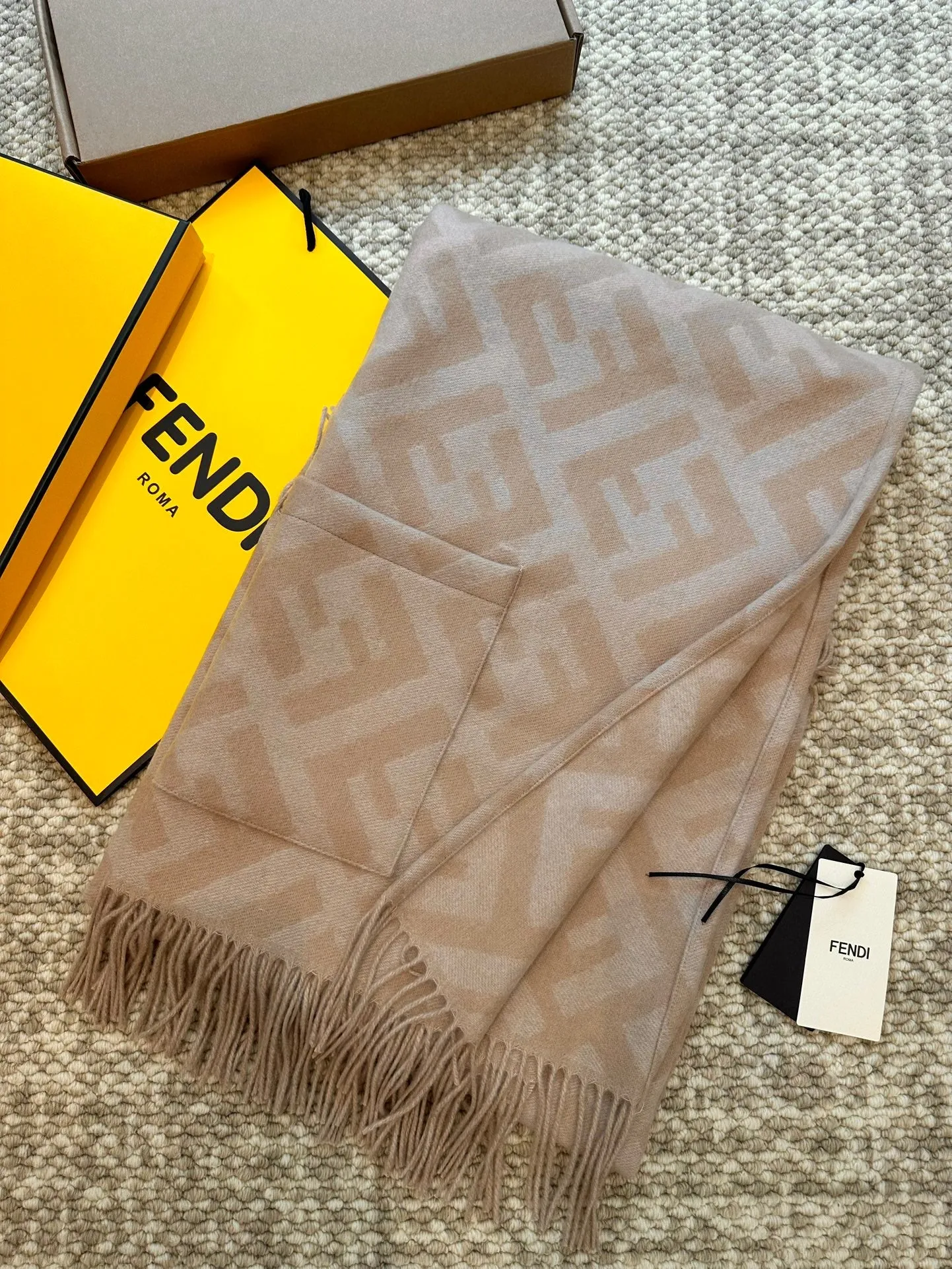 FF PONCHO IN TUSCAN BEIGE CASHMERE 413684