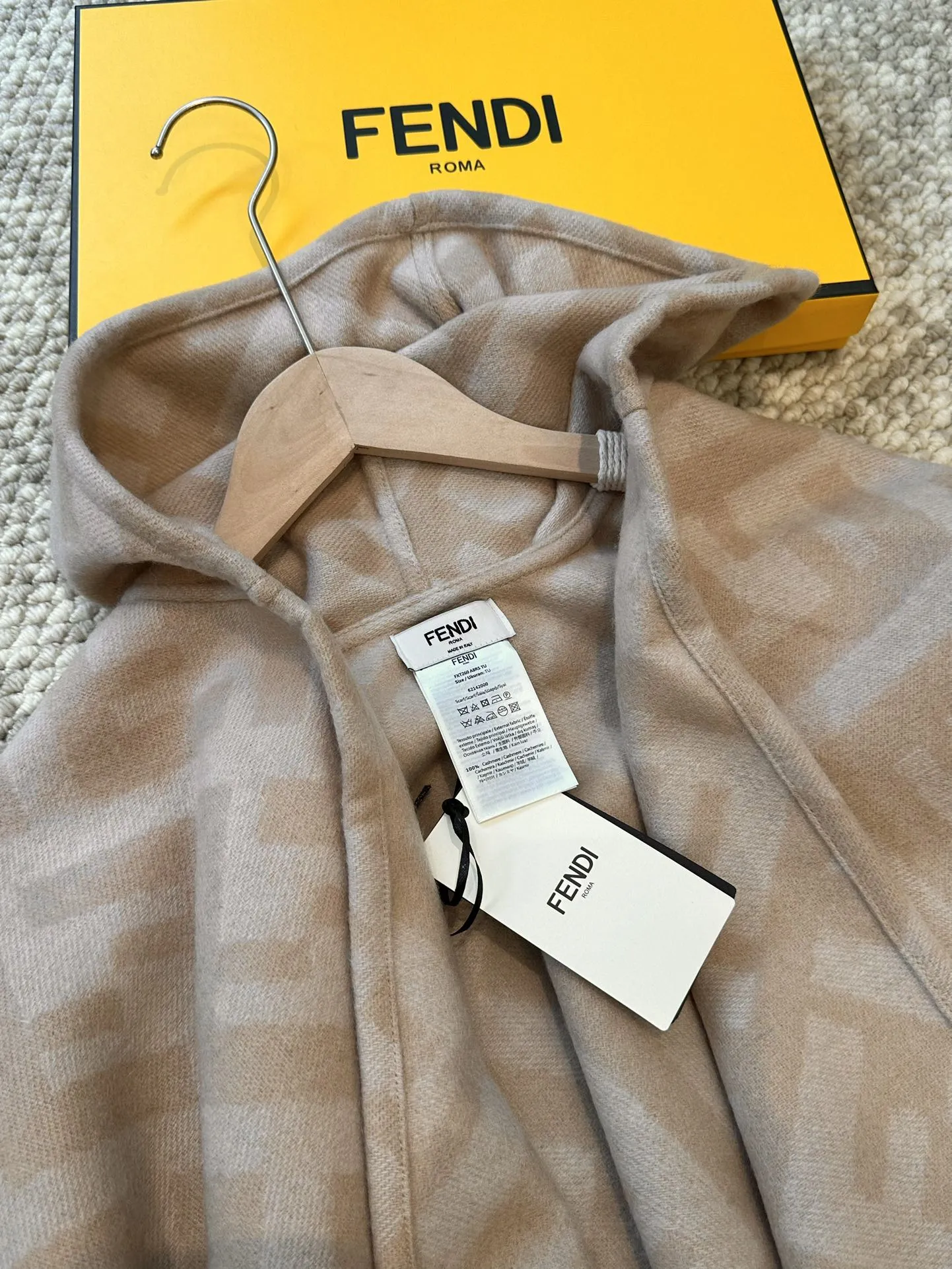 FF PONCHO IN TUSCAN BEIGE CASHMERE 413684